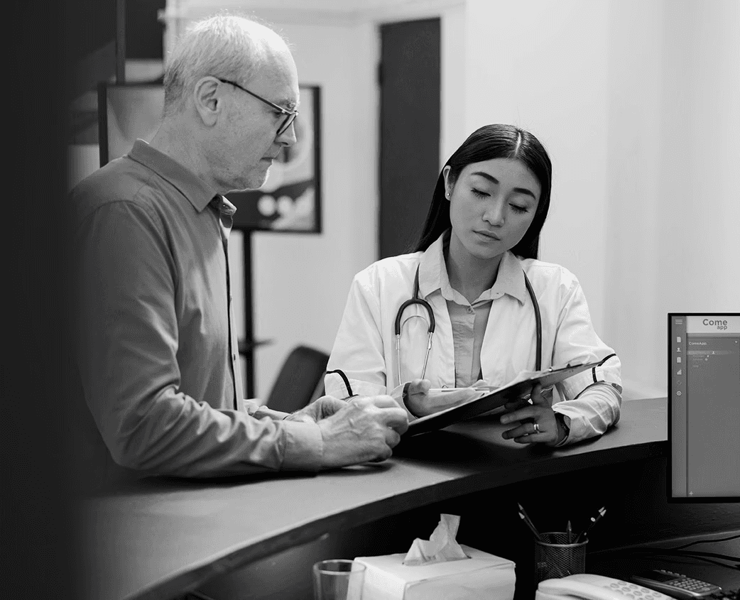 Médica conversando con un paciente durante una consulta