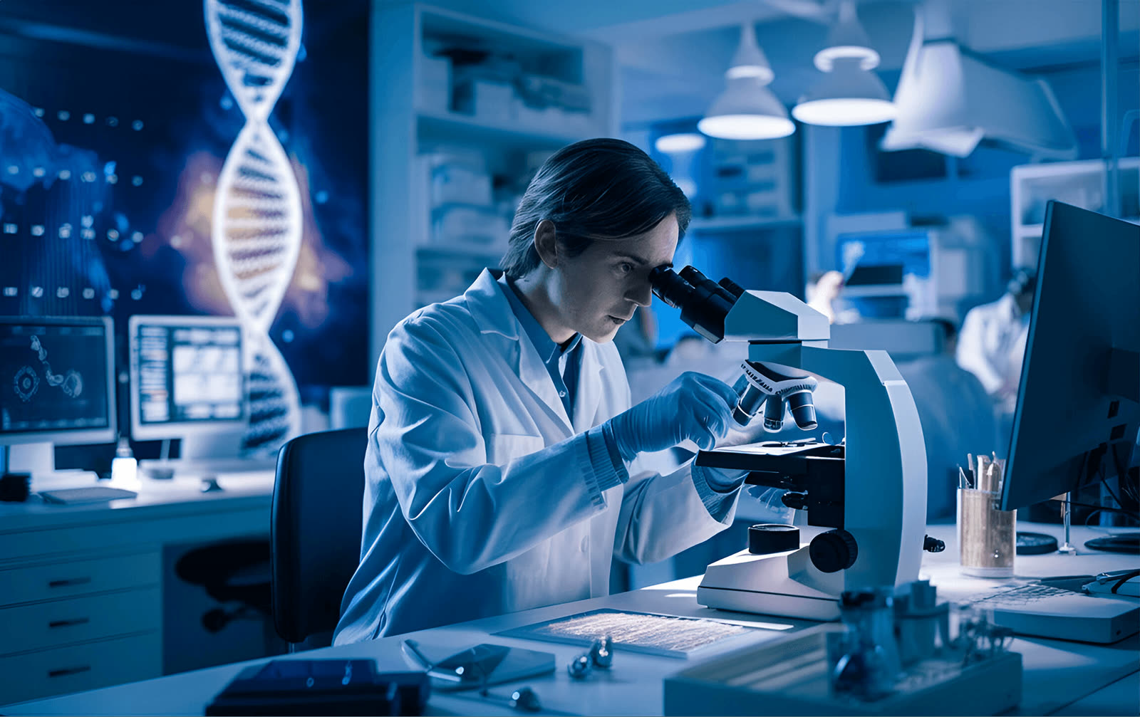 Investigadora analizando muestras en un laboratorio